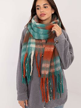 Şal AT  Eșarfă elegantă de 186 cm lungime din poliester cu un design clasic în carouri, perfectă pentru zilele mai reci. Realizată dintr-un ma