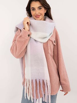 Şal AT  Elegantul fular cu lungimea de 217 cm din poliester, cu un model clasic de carouri, ideal pentru zilele mai reci. Realizat dintr-un material