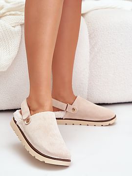 Papuci Step in style  Papucii cu platformă pentru femei din eco-suede sunt o alegere elegantă pentru zilele reci. Interiorul izolat cu blană moale de miel ofer