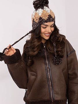 Şapcă AT  Elegantă și funcțională, căciula pentru urechi este alegerea perfectă pentru zilele de iarnă. Fabricată din material cald și moale,