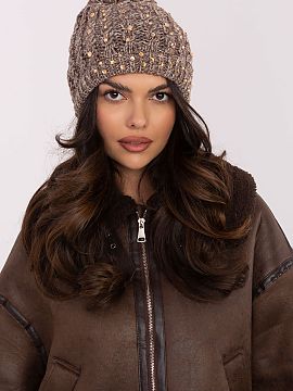 Şapcă AT  O bască elegantă și stilată pentru femeile care doresc să combine căldura cu un look șic. Confecționată dintr-un material moale și