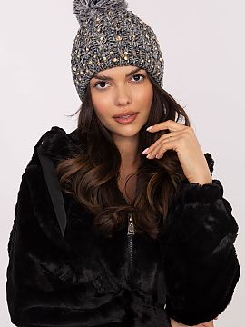 Şapcă AT  O bască elegantă și stilată pentru femeile care doresc să combine căldura cu un look șic. Confecționată dintr-un material moale și