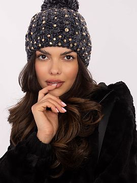 Şapcă AT  O bască elegantă și stilată pentru femeile care doresc să combine căldura cu un look șic. Confecționată dintr-un material moale și