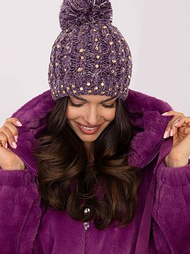 Şapcă AT  O bască elegantă și stilată pentru femeile care doresc să combine căldura cu un look șic. Confecționată dintr-un material moale și