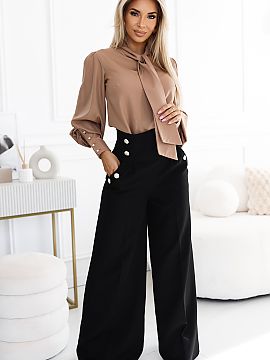 Pantaloni lungi Numoco  Pantalonii eleganți cu picior lat de la Numoco sunt o opțiune clasică ideală pentru ocazii formale și de seară. Confecționați din ț