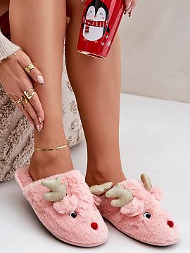 Papuci Step in style  Papuci de pluș fermecători cu motiv de ren sunt o alegere excelentă pentru serile de iarnă. Realizate dintr-un material moale și confor