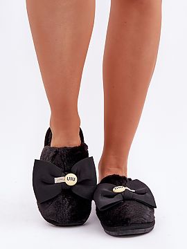 Papuci Step in style  Papuci de damă cu blană. Model decorat cu o broșă subtilă și mică, care adaugă eleganță. Curea de stabilizare în spate nu numai c