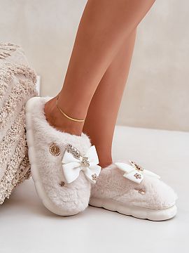 Papuci Step in style  Papuci de casă din blană fermecători, care combină confortul și stilul! Blănița moale îmbracă picioarele, oferind căldură și con