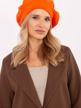 Beretă AT  Acest beret neted este o clasică, care adaugă stil oricărui outfit. Echipat cu o antenă delicată pe vârf, îi conferă caracter și el