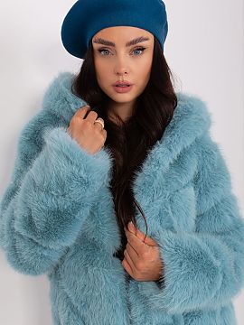 Beretă AT  Acest baret neted este o clasică, care adaugă stil fiecărui outfit. Echipat cu o antenă delicată pe vârf, îi conferă caracter și el