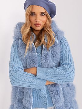 Beretă AT  Acest baret neted este o clasică, care adaugă stil fiecărui outfit. Echipat cu o antenă subțire la vârf, îi conferă caracter și ele