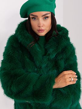 Beretă AT  Acest baret neted este o clasică, care adaugă stil oricărui outfit. Echipat cu o antenă delicată în vârf, îi conferă caracter și e