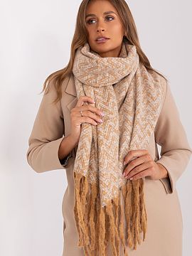 Şal AT  Acest fular lung cu un model geometric este o completare perfectă pentru garderoba ta de toamnă-iarnă. Realizat din poliester rezistent, 