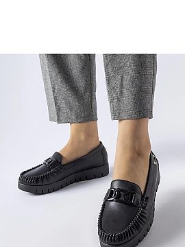 Mocasini Solea  Pantofii negri moccasin cu platformă cu cataramă Lionella sunt o alegere excelentă pentru zilele de vară. Platforma lor joasă oferă nu