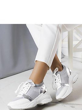 Tenişi Solea  Tenisii gri pe platforma Ann sunt încălțămintea ideală pentru vara. Confortabile și elegante, vor completa perfect garderoba de vară.