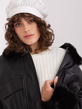 Beretă AT  Acest baret neted este o clasică, care adaugă stil fiecărui outfit. Aplicația strălucitoare conferă caracter și eleganță. Este o al