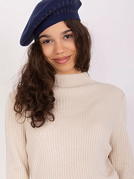 Beretă AT  Acest beret neted este o clasică care adaugă stil fiecărui outfit. Aplicația strălucitoare îi conferă caracter și eleganță. Este o