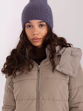 Şapcă AT  Căciulă de iarnă călduroasă cu model împletit. Aplicație interesantă în față.