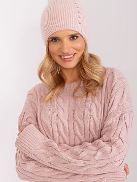 Şapcă AT  Căciulă de iarnă călduroasă cu model împletit. Aplicație interesantă în față.