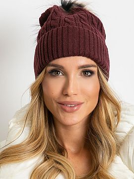 Şapcă AT  Căciulă de iarnă cu o margine largă și un pompon pufos.