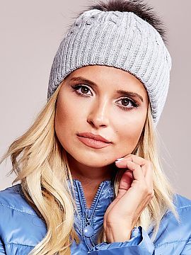 Şapcă AT  Căciulă de iarnă cu o margine largă și cu un pompon pufos.