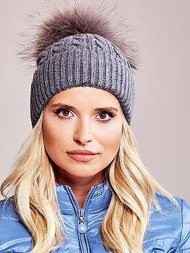Şapcă AT  Boneta de iarnă cu o bandă largă și cu un pompon pufos.