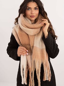 Şal AT  Eșarfă elegantă cu lungimea de 217 cm din poliester cu un model clasic în carouri, perfectă pentru zilele mai reci. Realizată din mate