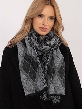 Eşarfă AT  Eșarfa elegantă cu un model geometric este un accesoriu stilat care completează perfect orice garderobă. Realizată din viscoză de îna