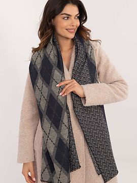 Eşarfă AT  Eșarfa elegantă cu un model geometric este un accesoriu stilat care completează perfect orice garderobă. Realizată din vizcoză de îna