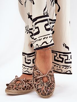 Balerini Step in style  Balerinii din piele naturală plată sunt o propunere elegantă și confortabilă pentru fiecare zi. Acest model se distinge prin șireturi 