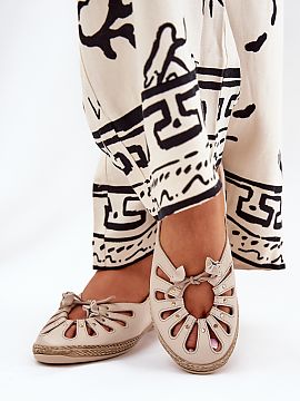 Balerini Step in style  Balerinii din piele naturală plată sunt o propunere elegantă și confortabilă pentru ziua de zi. Acest model se remarcă prin legăturil