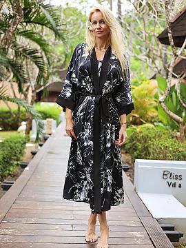 Cămaşă de noapte lungă Kalimo  Luxos, lungă cămașă de noapte confecționată din satin care amintește de mătase. Acest model a fost creat într-o atmosferă exotică