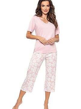 Pijama Donna  Pijama pentru femei este o combinație de confort și stil. Bluza cu mâneci scurte și decolteu în formă de V oferă libertate de mișcar