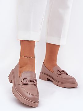 Mocasini Step in style  Mocasini netezi fabricați din piele ecologică. Vârful pantofilor este decorat cu un detaliu delicat, care subliniază caracterul lor unic