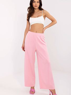 Pantaloni de trening Italy Moda  Pantaloni de trening comod și stilat cu un caracter casual sunt alegerea perfectă atât pentru ziua de zi, cât și pentru muncă. Realiza