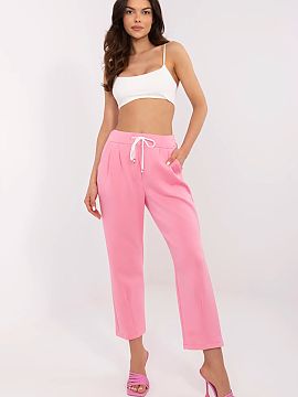 Pantaloni de trening Italy Moda  Aceste pantaloni de trening eleganți într-o interpretare casual sunt combinația perfectă între confort și eleganță. Realizați dintr