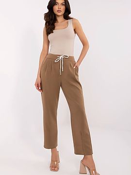 Pantaloni de trening Italy Moda  Pantaloni stilati de trening într-o variantă casual reprezintă combinația perfectă între confort și eleganță. Realizați dintr-o am