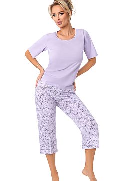 Pijama Donna  Pijama de damă confortabilă și elegantă, ideală pentru un somn liniștit și relaxare în intimitatea casei. Bluza cu mâneci scurte ș