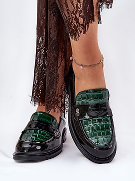 Mocasini Step in style  Elegantele moccasini pentru femei de la marca Vinceza, fabricate din piele naturală lucioasă. Plasate pe un toc plat, oferă confort și s