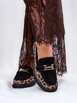 Mocasini Step in style  Mocasini damă de la marca Vinceza, confecționați din piele ecologică, îmbină eleganța cu stilul la modă. Plasați pe un toc plat, ac