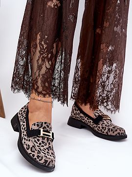 Mocasini Step in style  Mocasini damă de la marca Vinceza, confecționați din piele ecologică de catifea, îmbină eleganța cu stilul modern. Amplasați pe un t