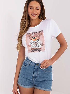 Tricou NM  Tricou de damă cu imprimeu și aplicație este un element de bază casual cu o notă modernă, ideal pentru ținutele de zi cu zi. Croit di