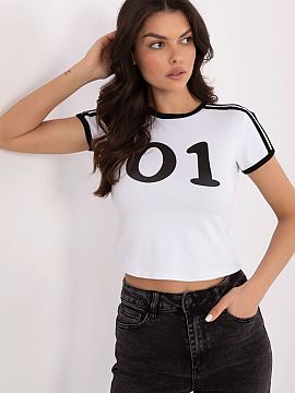 Tricou NM  Tricou scurt pentru femei cu un imprimeu cifrat este un model casual cu o notă de stil sportiv. Croit dintr-un material moale și elastic d