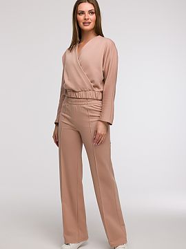 Pantaloni de trening BeWear  Pantaloni de trening stilosi și confortabili de tip wide leg sunt o propunere ideală pentru femeile care apreciază confortul și aspectul