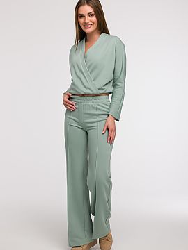 Pantaloni de trening BeWear  Pantaloni de trening eleganți și confortabili de tip wide leg sunt o propunere ideală pentru femeile care apreciază confortul și aspect