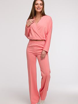 Pantaloni de trening BeWear  Stilouri și confortabilele pantaloni de trening cu picior larg sunt o propunere ideală pentru femeile care apreciază confortul și aspect