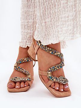 Sandale cu toc Step in style  Elegante sandale de damă din piele ecologică sunt o alegere deosebită pentru ocazii speciale. Plasate pe un toc subțire, cu un element l