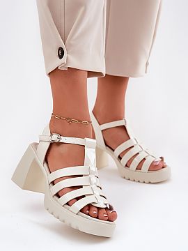 Sandale cu toc Step in style  Sandalele pentru femei din piele lacuită arată extrem de elegant. Tocul lor în formă de coloană și platforma adaugă înălțime supli