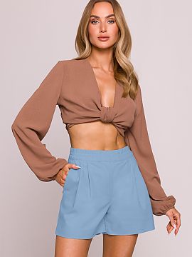 Pantaloni scurţi Moe  Un model scurt, dintr-un material natural și detalii bine gândite, acești pantaloni scurți reprezintă o combinație ideală între conf