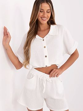 Pantaloni scurţi Italy Moda  Șorturile de damă din mușelină sunt o propunere ideală pentru ținutele de vară de zi cu zi într-un stil casual. Fabricate dintr-un m